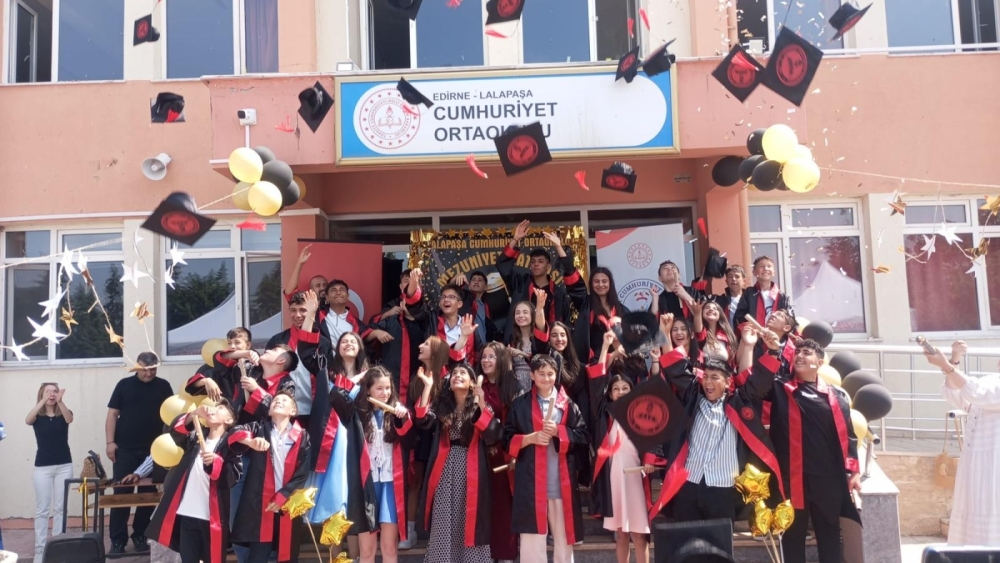 LALAPAŞA’DA MEZUNİYET SEVİNCİ!